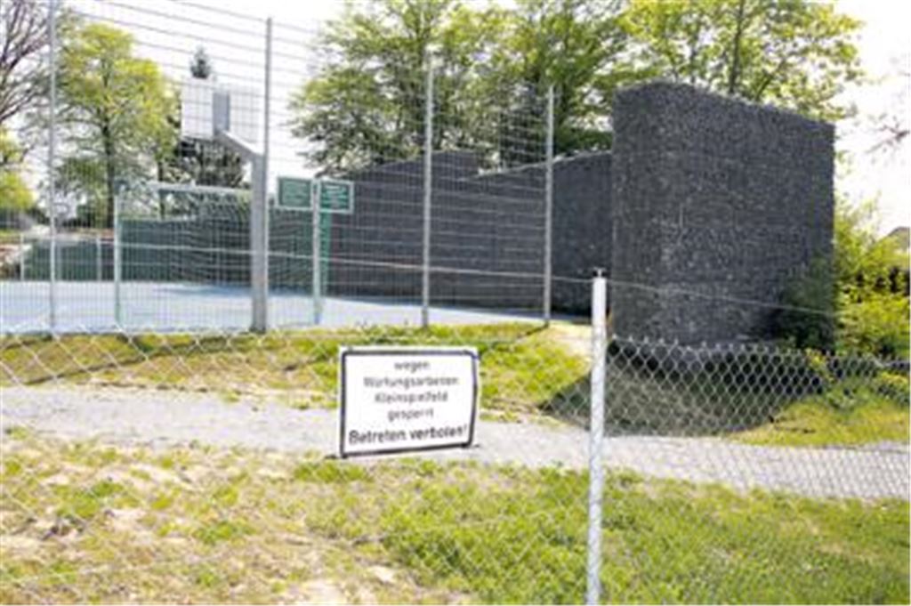 Das Kleinspielfeld der Schiller-Ganztagsschüler ist wegen Wartungsarbeiten gesperrt. Foto: Sadler