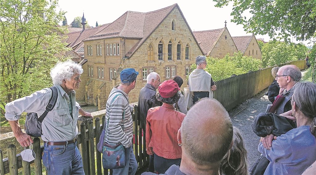 Das Kloster Maulbronn auch aus unbekannten Blickwinkeln entdecken, ist die Idee der halbjährlichen Sonderführungen mit Matthias Untermann (rechts, mit Brille), der an den bedeutenden Bauwerken des einstigen Zisterzienserklosters forscht. Foto: Friedrich