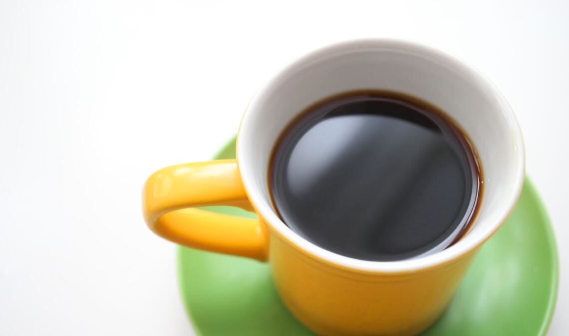 Das Koffein im Kaffee blockiert die Adenosin-Rezeptoren im Gehirn, wodurch man sich wacher und energiegeladener fühlt.