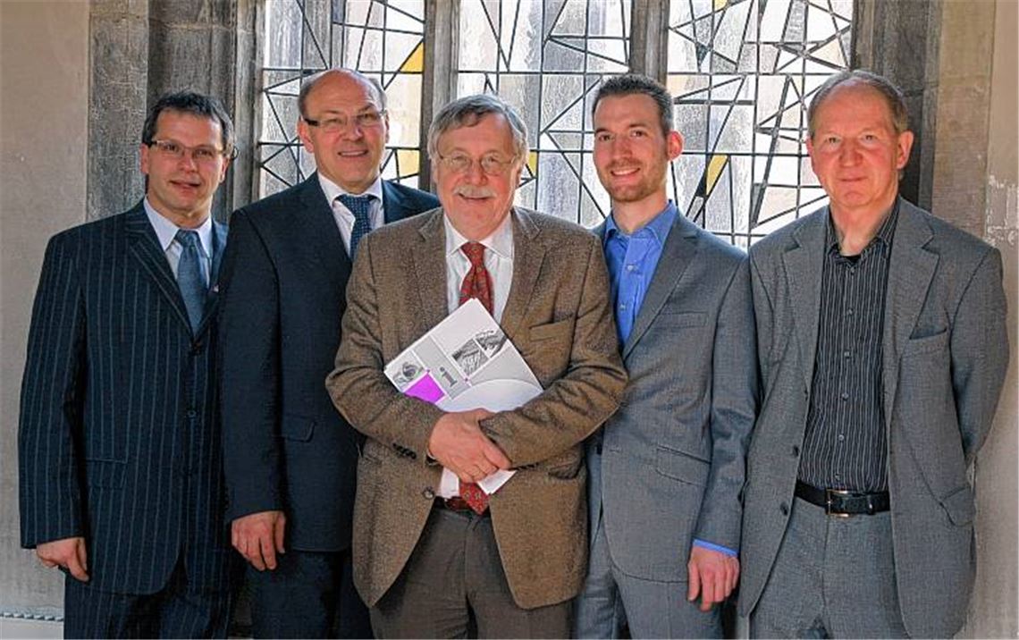 Das Konzept für die Klosterkonzerte steht: Der Maulbronner Bürgermeister Andreas Felchle (v. li.), Oberkirchenrat Werner Baur und Christian Heieck,der als Rechtsanwalt die Ausarbeitung der Vereinssatzung begleitet hat, freuen sich über die neue Struktur für das Musikfestival. Die künstlerische Leitung liegt weiterhin in den Händen von Professor Jürgen Budday (re.), der als Musiklehrer am Seminar von Sebastian Eberhardt abgelöst wird. 