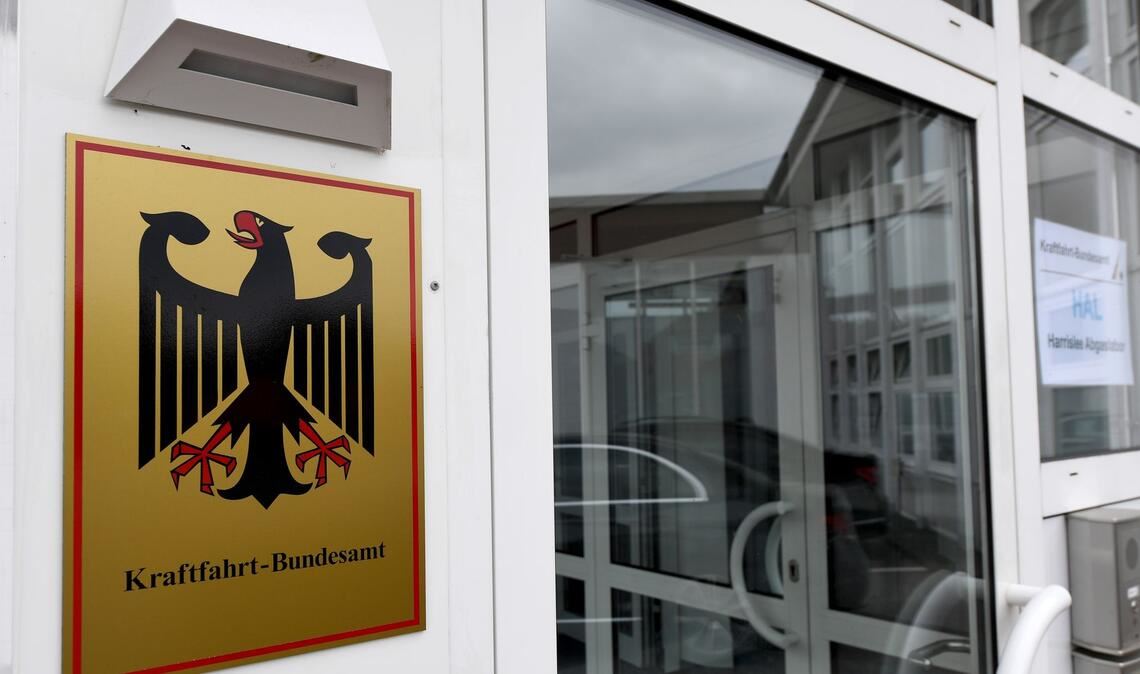 Das Kraftfahrt-Bundesamt veröffentlicht jeden Monat die neuen Zulassungszahlen von Neuwagen. (Archivbild)