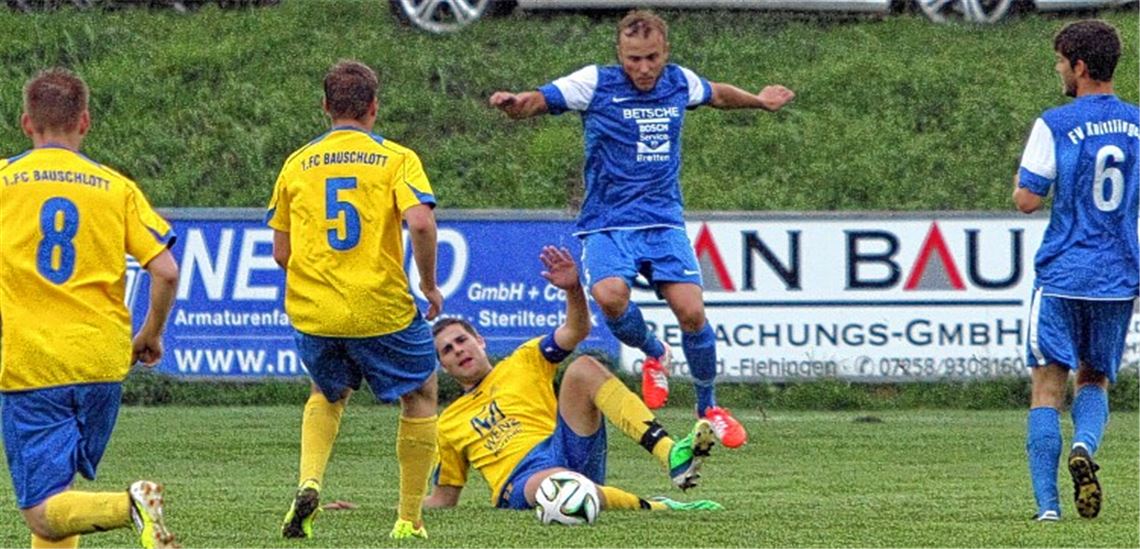 Das Kreispokal-Duell zwischen FV Knittlingen (blaue Trikots) und dem Kreisliga-Absteiger 1. FC Bauschlott erhält erst nach der Halbzeit Derbycharakter Foto: Eigner