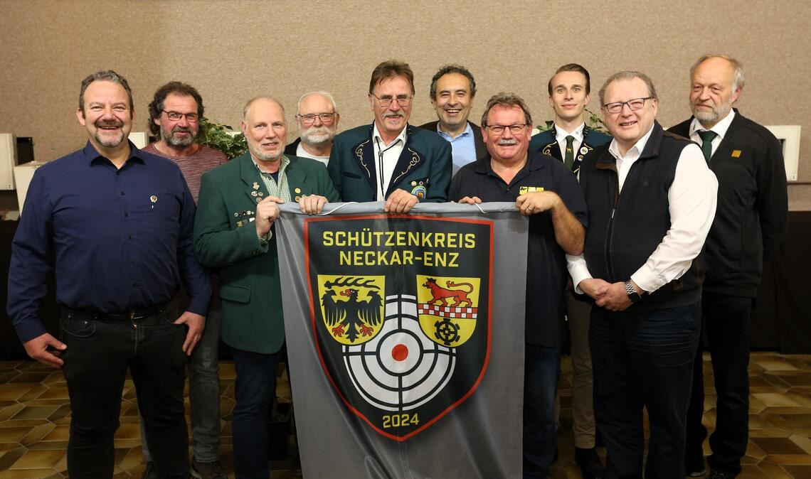 Das Kreisschützenmeisteramt des neu gegründeten Schützenkreises Neckar-Enz besteht unter anderem aus (v. li.): Martin Heidingsfelder, Jürgen Treffinger, Jörg Röther, Jürgen Grimm, Kreisoberschützenmeister Bernhard Weigmann, Calogero Morello, Uli Laszak, Maximilian Wiesinger, Werner Ruf und Dieter Fritz.