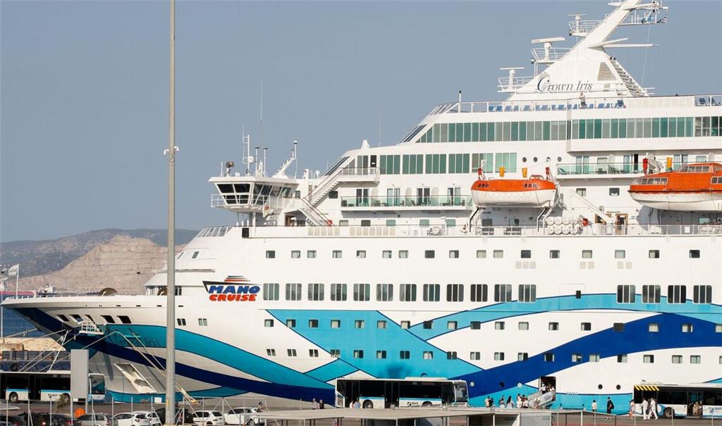 Das Kreuzfahrtschiff «Crown Iris» der israelischen Reederei legt im Hafen von Piräus an. Wie bereits im Vorjahr haben nun erneut Hunderte Menschen gegen die Ankunft des israelischen Kreuzfahrtschiffs demonstriert.