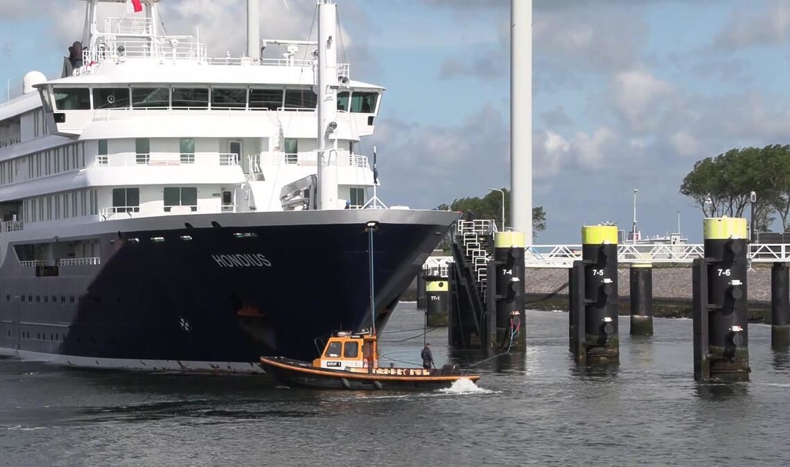 Das Kreuzfahrtschiff «Hondius» legt am Pier am Hafen von Rotterdam an.