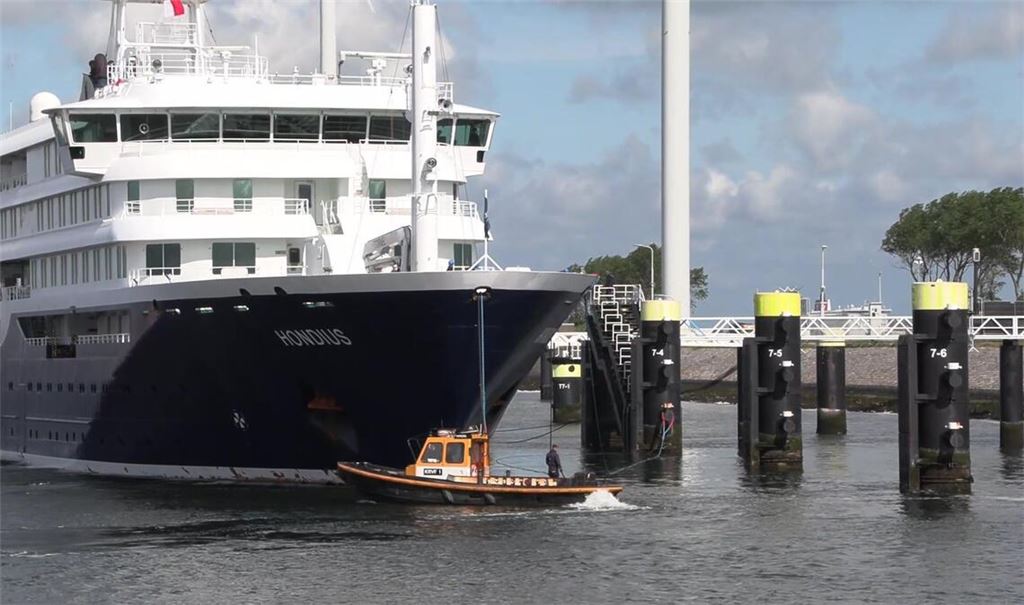 Das Kreuzfahrtschiff «Hondius» legt am Pier am Hafen von Rotterdam an.