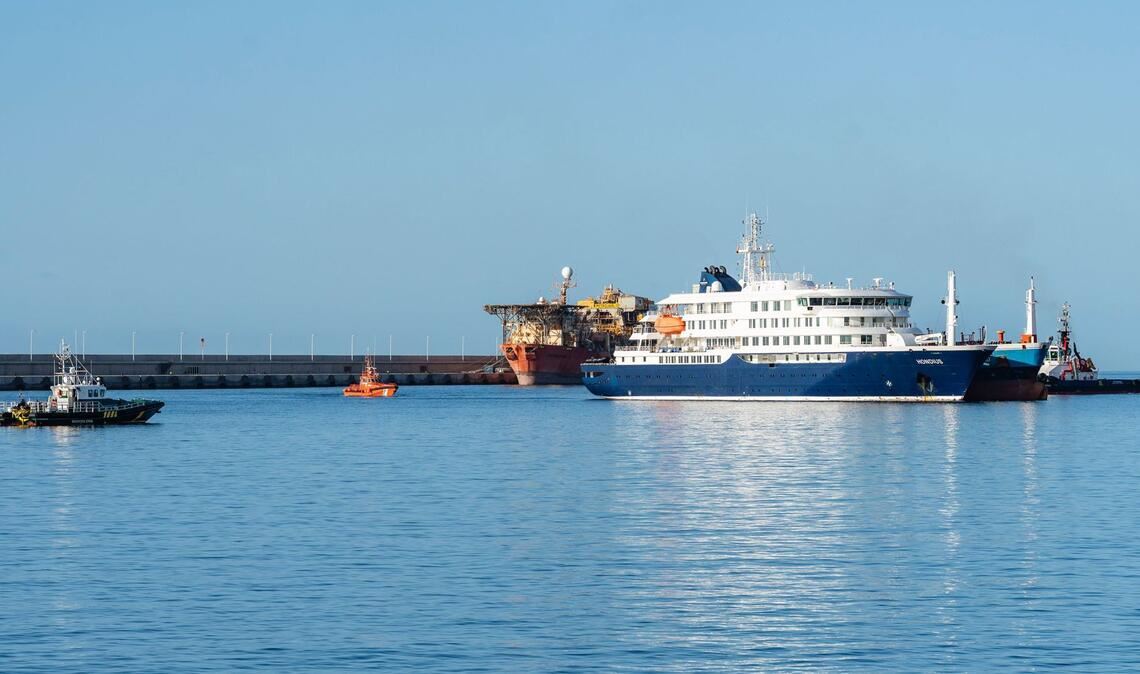 Das Kreuzfahrtschiff „MV Hondius“ ankert im Hafen von Granadilla.