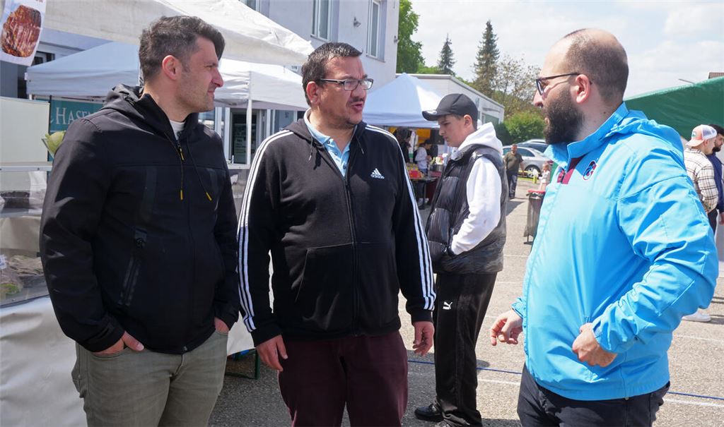 Das Kultur- und Frühlingsfest soll dazu beitragen, den gegenseitigen Austausch zu fördern und das Miteinander in der Gemeinschaft zu stärken, sagen Mustafa Dilek, Sevki Atmaca und Zekeriya Sayin (v.li.) vom Islamischen Solidaritätsverein Mühlacker. Deshalb sind bis Sonntag alle Bürger eingeladen, unabhängig von Glauben und Herkunft. Foto: Friedrich