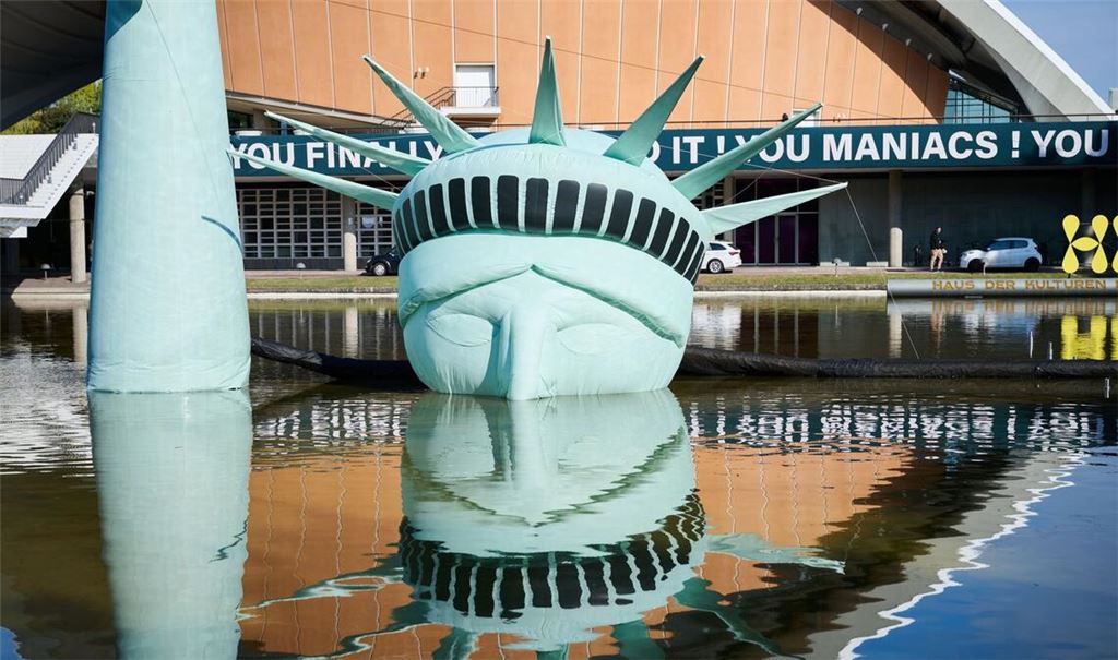 Das Kunstwerk „Status of Liberty“ liegt in dem Gewässer vor dem Haus der Kulturen der Welt.