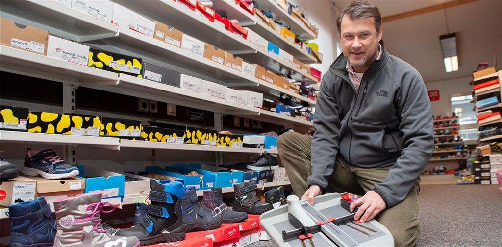 Das Lager ist voll, die Verkaufsräume sind leer: Stephan Kalmbach, Inhaber des Schuhhauses Kalmbach, bleibt derzeit auf seinen Kinder-Winterschuhen sitzen. Fotomoment