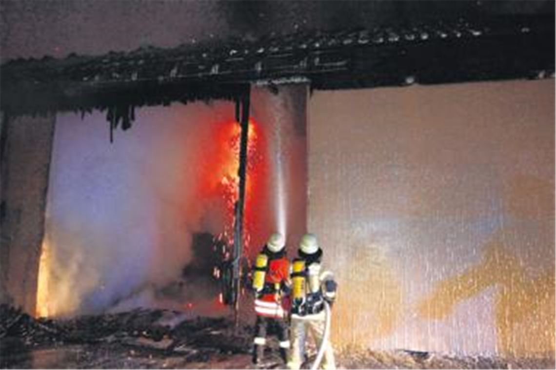 Das Lagerhaus am Brunnenstubenweg, das der Stadt Mühlacker gehört und vom TC Lomersheim angemietet ist, wird durch das Feuer komplett zerstört. Nach Angaben der Polizei beträgt der Sachschaden rund 60000 Euro. Als Brandursache wird ein Defekt an der Elektrik vermutet. Eigentlich wollte der Tennisverein in der Scheune gestern seine Summernight-Party feiern.
 Fotos: Keller/Disselhoff