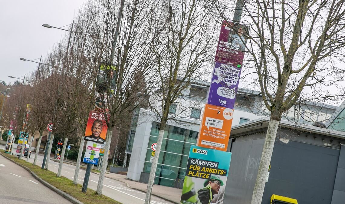 Das Land im Wahlfieber: Überall weisen Plakate auf die bevorstehende Landtagswahl hin.