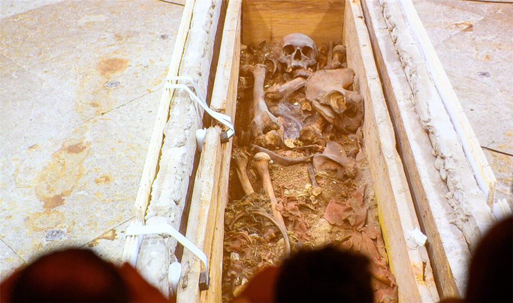 Das Landesamt für Denkmalpflege und Archäologie Sachsen-Anhalt zeigt in der Sakristei des Magdeburger Doms Medienvertretern ein Live-Video, welches das Innere der Holzkiste des Grabes von Otto dem Großen zeigt. Seit Januar führen das Landesamt für Denkmalpflege und Archäologie und die Kulturstiftung Sachsen-Anhalt Untersuchungen zur Bewahrung des Denkmals durch.