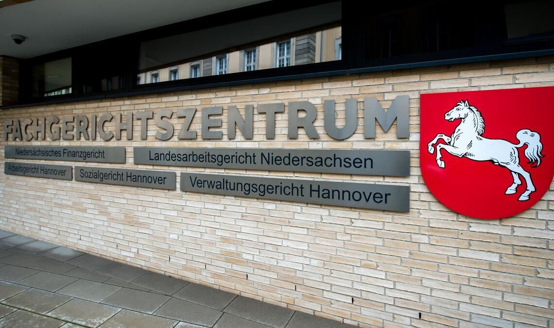Das Landesarbeitsgericht musste entscheiden, ob VW zwei Managern Schadenersatz und Schmerzensgeld zahlen muss. (Archivbild)