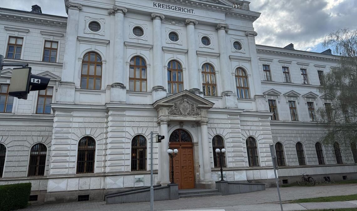 Das Landesgericht Wiener Neustadt ist Schauplatz des Prozesses rund um das mutmaßliche Swift-Attentat.