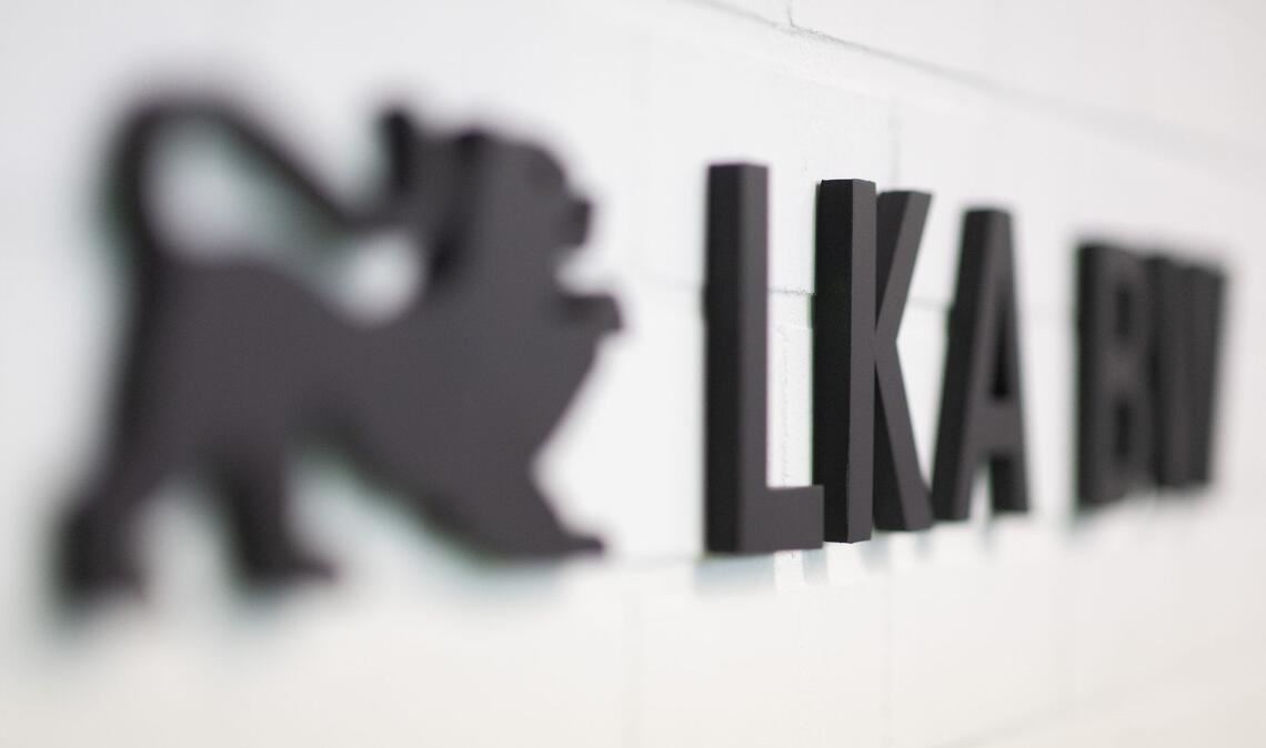 Das Landeskriminalamt Baden-Württemberg hat mit Unterstützung der örtlichen Behörden Wohnungen und Geschäftsräume durchsucht. (Archivbild)