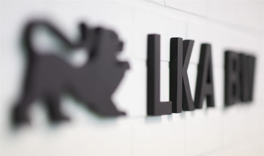 Das Landeskriminalamt Baden-Württemberg hat mit Unterstützung der örtlichen Behörden Wohnungen und Geschäftsräume durchsucht. (Archivbild)