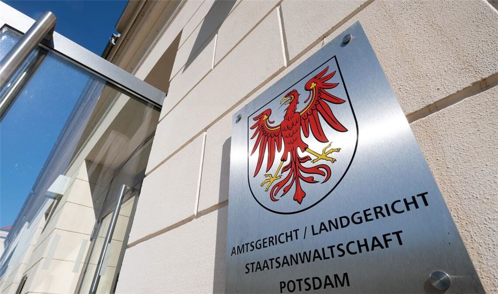 Das Landgericht Potsdam befasst sich mit der Anklage gegen einen Kinderarzt wegen Straftaten gegen die sexuelle Selbstbestimmung. Es geht um 130 Fälle und mehr als 70 Betroffene. (Symbolbild)