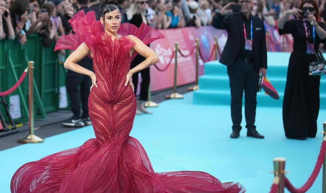 Das Lange Kleid von Sarah Engels war nicht immer einfach zu bändigen.