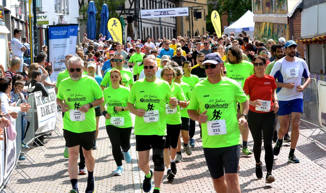 Das Laufend-Fit-Team ist auf der Strecke nicht zu übersehen.