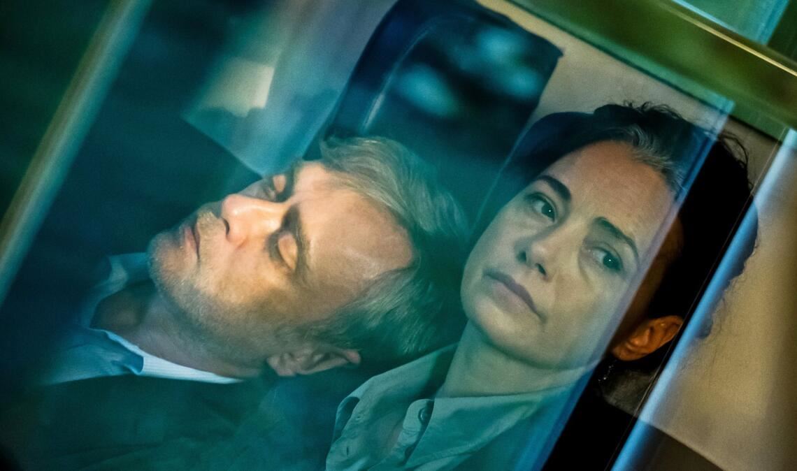 Das Leben zerbröselt: die beiden Film-Hauptfiguren Aziz (Tansu Bicer, l.) und Derya (Oezgue Namal) aus „Gelbe Briefe“