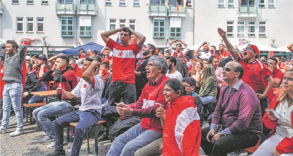 Das Leiden der türkischen Fans – hier vor der Leinwand am Kelterplatz bei der Fußball-Europameisterschaft 2016 – hat sich 2021 fortgesetzt, diesmal aber eher im Privaten. Stahlfeld
