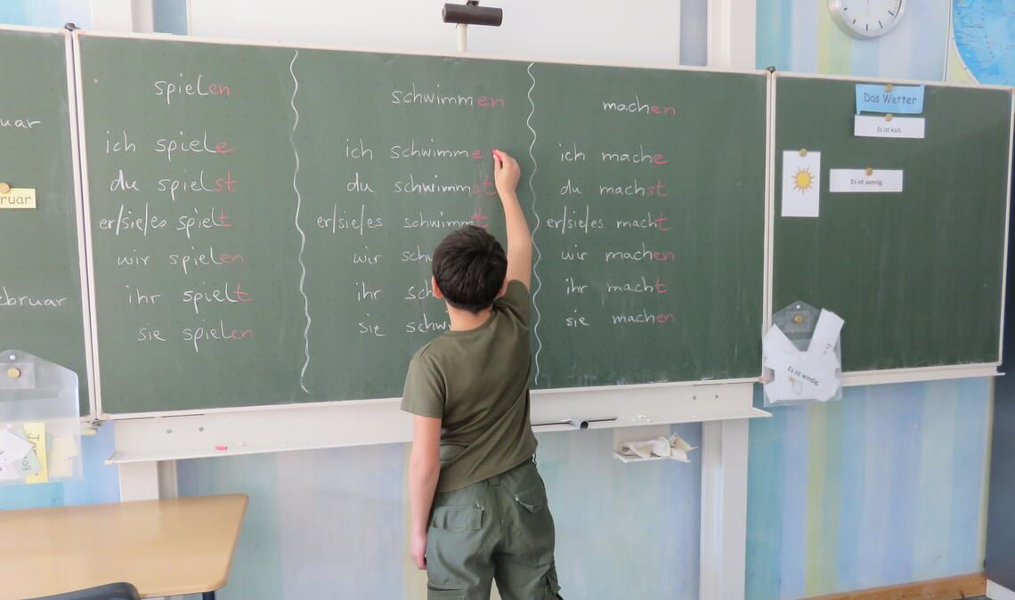 Das Lernen von Grammatik und Vokabeln gehört zum Unterricht. Fotos: Becker