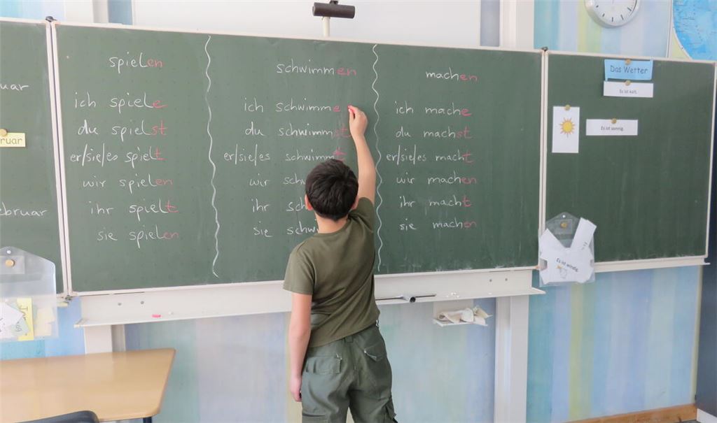 Das Lernen von Grammatik und Vokabeln gehört zum Unterricht. Fotos: Becker