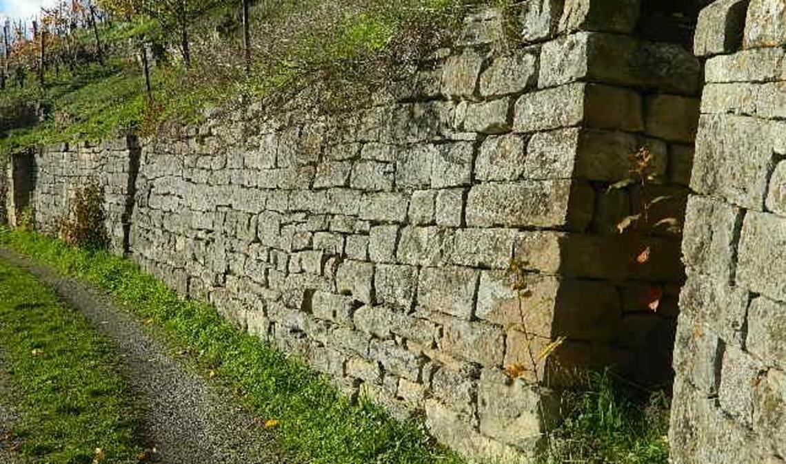 Das Leserfoto belegt, wie akkurat beim Trockenmauerbau gearbeitet wurde. Foto: privat