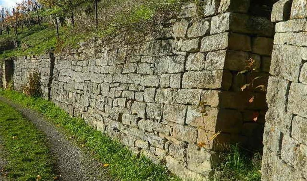 Das Leserfoto belegt, wie akkurat beim Trockenmauerbau gearbeitet wurde. Foto: privat