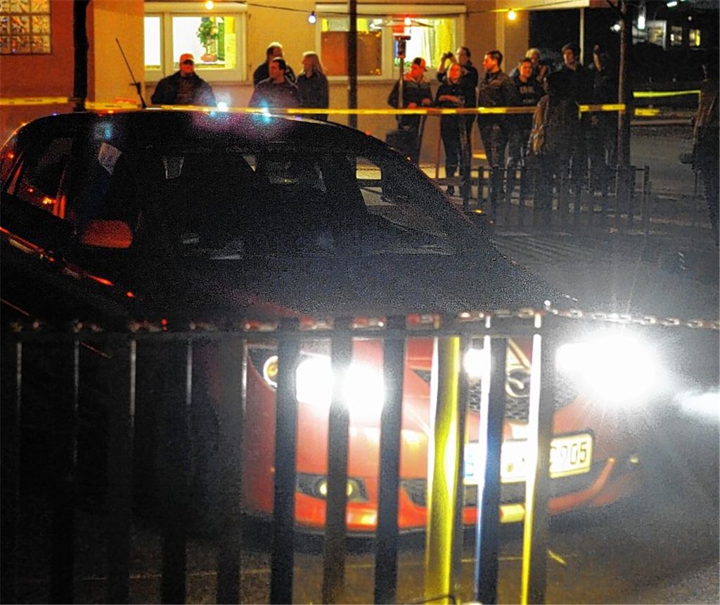 Das Licht der PKW-Scheinwerfer lässt nachts nur wenig Orientierung zu. Auch Ralf Kessler vom RKV Lomersheim wendet seinen Mazda im Gatter hauptsächlich nach Gefühl. Foto: Fotomoment