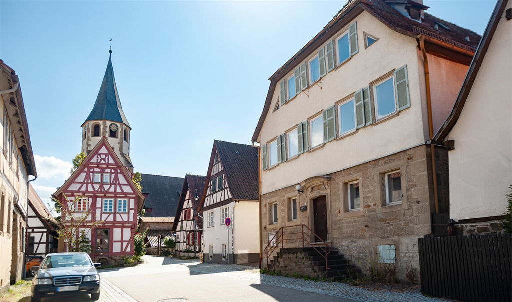 Das Lienzinger Pfarrhaus (re.) ist seit zehn Jahren unbewohnt. Nun gibt es Kaufinteressenten, doch wegen einer Baulast könnte der Weg zum Kauf langwierig werden. Foto: Fotomoment