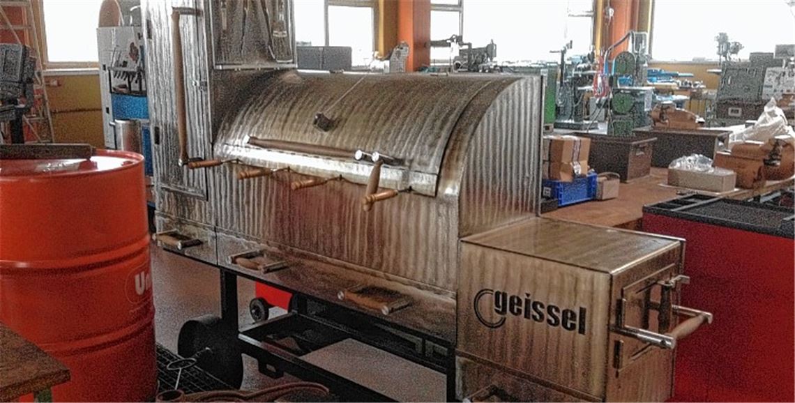 Das Lienzinger Unternehmen Geissel ist bekannt als vorbildlicher Ausbildungsbetrieb. Auf ihrem Rundgang lernen die Vertreter der Industriegruppe unter anderem ein spezielles Projekt der Lehrlinge kennen, die eigenständig einen Smoker-Grill konstruiert und gebaut haben.