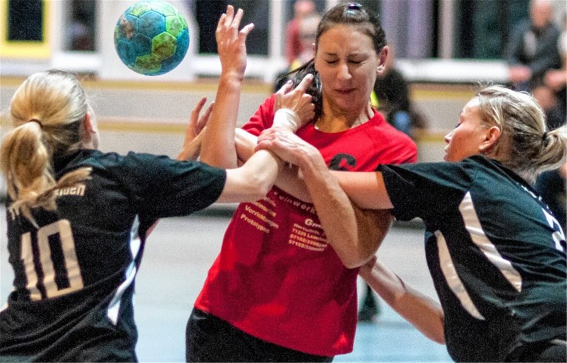 Das Ligaduell gegen den TV Pflugfelden II verlor der TSV Wiernsheim (in Rot) am 30. November mit 29:33. Foto: Zschorsch