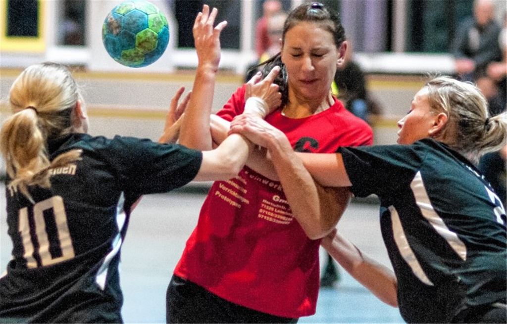 Das Ligaduell gegen den TV Pflugfelden II verlor der TSV Wiernsheim (in Rot) am 30. November mit 29:33. Foto: Zschorsch