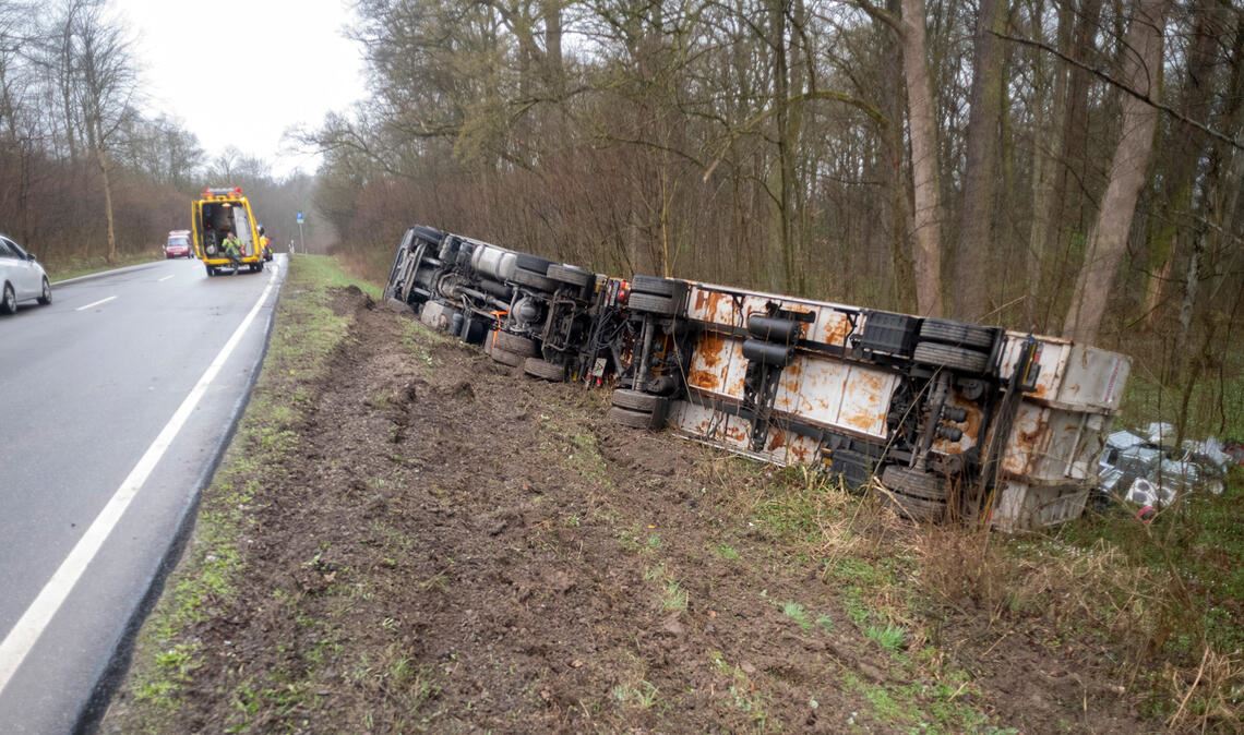 Das Lkw-Gespann ist zwischen Fahrbahn und Wald umgekippt. Fotos: Fotomoment