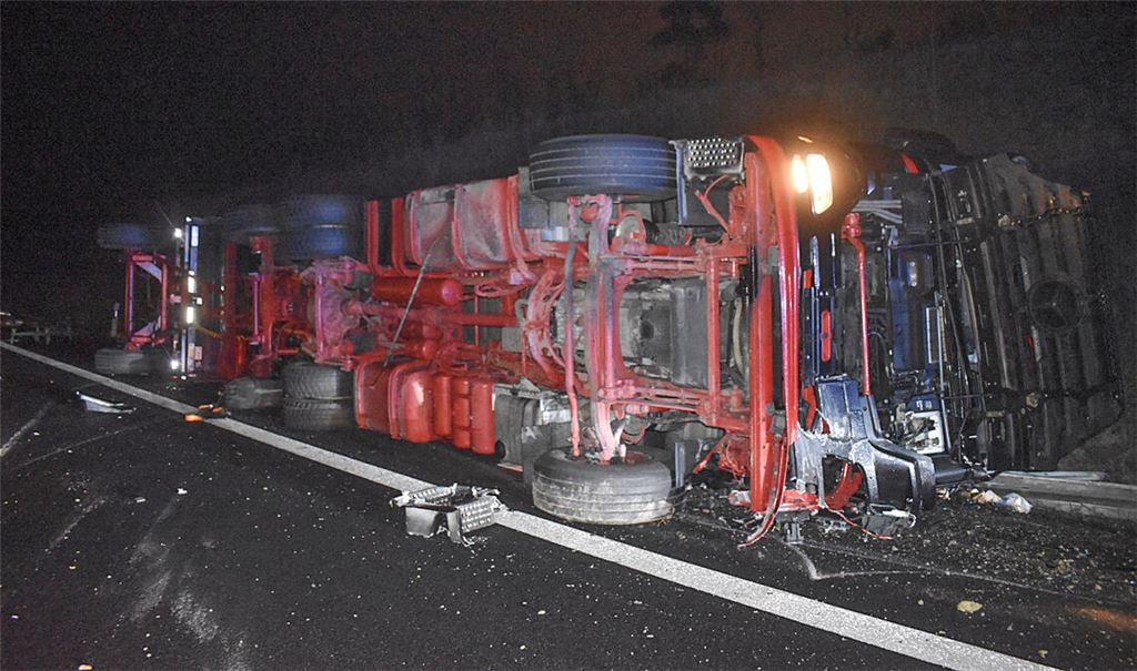 Das Lkw-Gespann kracht in die Mittelleitplanke und kippt auf die Seite. Foto: Myroshnichenko