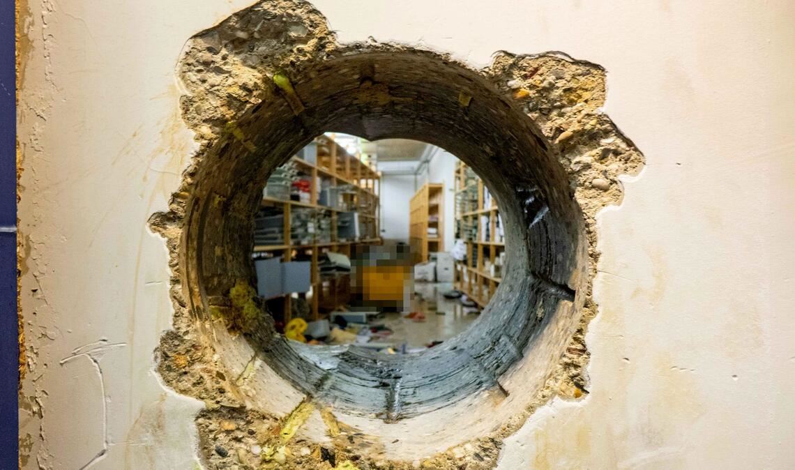 Das Loch in der Wand des Tresorraums. Auf diesem Weg stahlen Unbekannte Millionen aus mehr als 3.000 Schließfächern. (Handoutfoto)