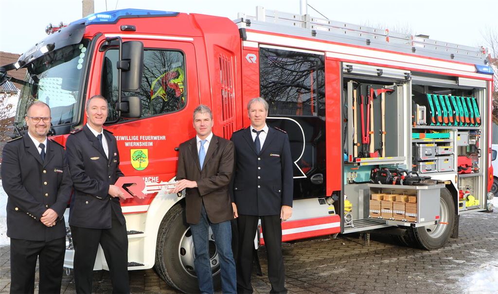 Das Löschfahrzeug mit dem Rufnamen „Florian Wiernsheim 3/42“ wird von Kreisbrandmeister Carsten Sorg (v.li.), dem Pinacher Feuerwehr-Abteilungskommandant Marco Augenstein, Bürgermeister Matthias Enz und Wiernsheims Feuerwehr-Gesamtkommandant Ralph Küppers in den Dienst gestellt. Foto: Deeg