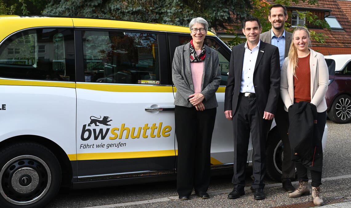 Das Logo „bwshuttle“ soll die Erkennbarkeit der Fahrzeuge verbessern. Zum Gruppenbild für die Vorstellung der Marke formieren sich (v. li.) Staatssekretärin Elke Zimmer in Vertretung von Verkehrsminister Winfried Hermann, Kelterns Bürgermeister Steffen Bochinger, Landrat Bastian Rosenau und die Remchinger Bürgermeisterin Julia Wieland. Foto: Bott