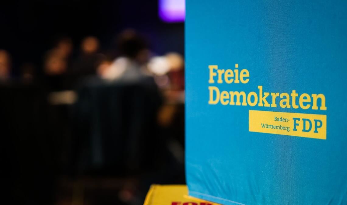 Das Logo der FDP Baden-Württemberg ist während des Landeshauptausschusses der FDP Baden-Württemberg auf einem Sitzwürfel zu sehen.