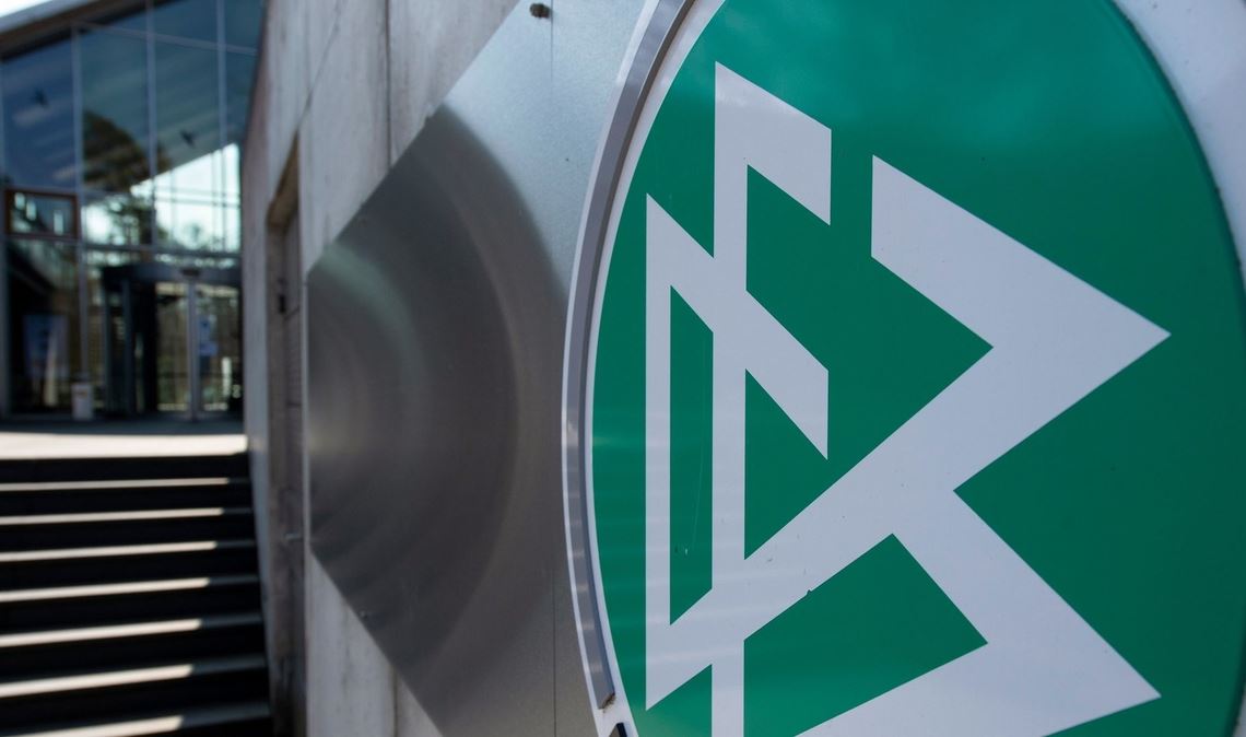 Das Logo des Deutschen Fußball-Bundes (DFB) an der DFB-Zentrale in Frankfurt am Main.