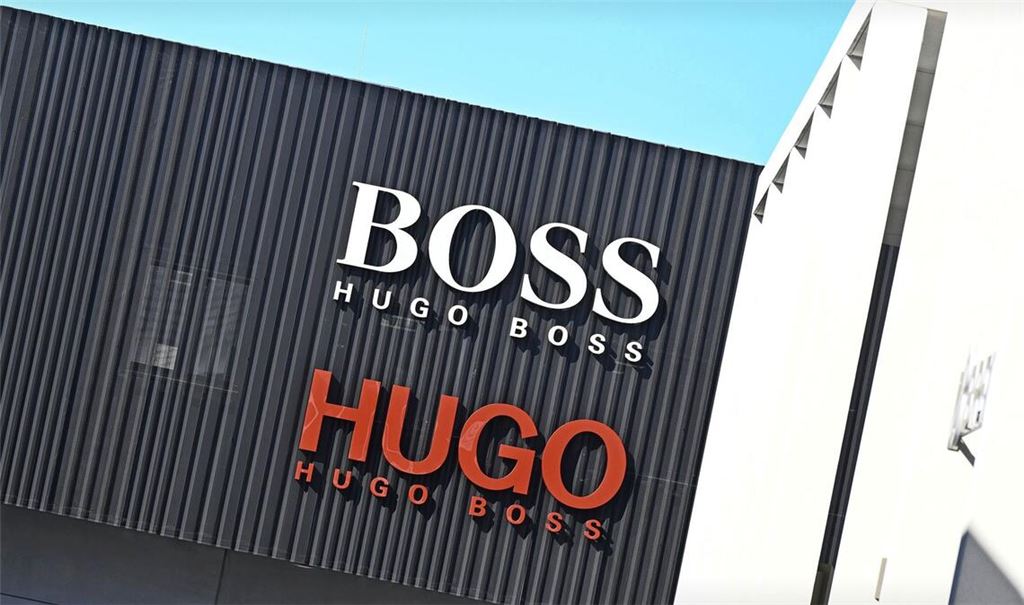 Das Logo des Modekonzerns Hugo Boss, aufgenommen an einem Outlet-Store am Firmensitz.