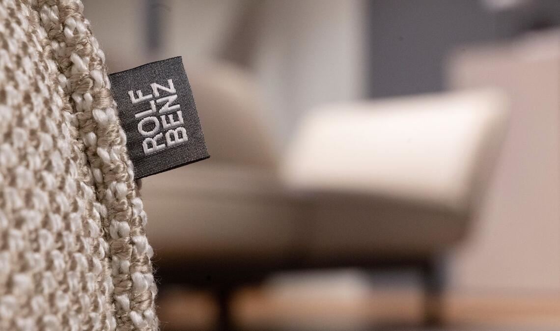 Das Logo des Möbelherstellers Rolf Benz ist in einem Rolf Benz Ladengeschäft in der Innenstadt an einem Hocker zu sehen. (Symbolbild)