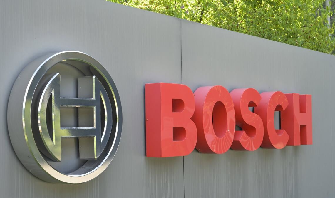 Das Logo des Unternehmens vor der Firmenzentrale in Gerlingen bei Stuttgart. (Symbolfoto)