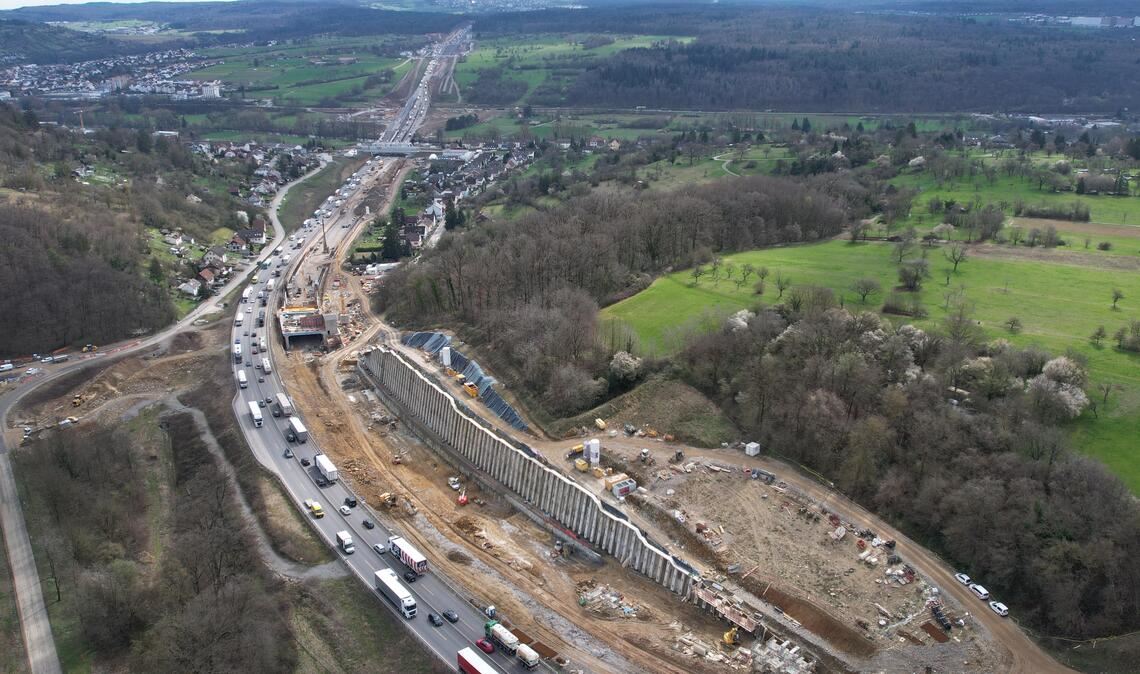 Das Luftbild zeigt, welche Dimensionen der Ausbau der A8 im Enztal hat. Foto: Autobahn GmbH Niederlassung Südwest 