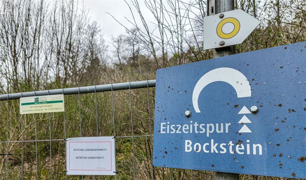 Das Mädchen stürzte in eine Höhle.