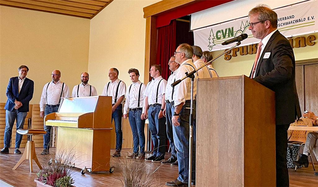 Das Männerensemble des MGV Klosterreichenbach umrahmt den Verbandstag musikalisch, der von Präsident Andreas Felchle (re.) eröffnet wird. Foto: privat