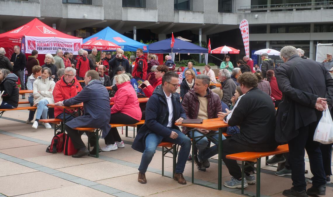 Das Maifest des DGB lockt viele Besucher auf den Pforzheimer Marktplatz. Foto: Friedrich