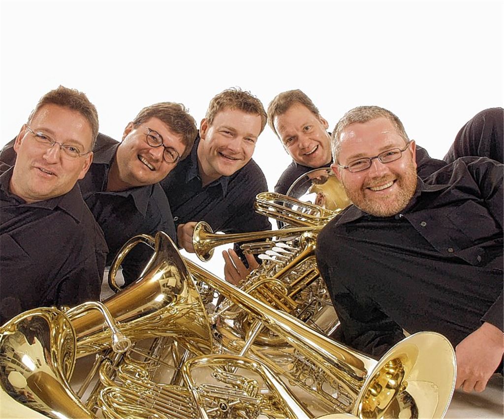 Das Mannheim Brass Quintett gehört zu den führenden deutschen Blechbläserformationen und spielt ebenso in Lienzingen wie das Podium-Orchester, das Simon Wallinger leitet. Fotos: privat
